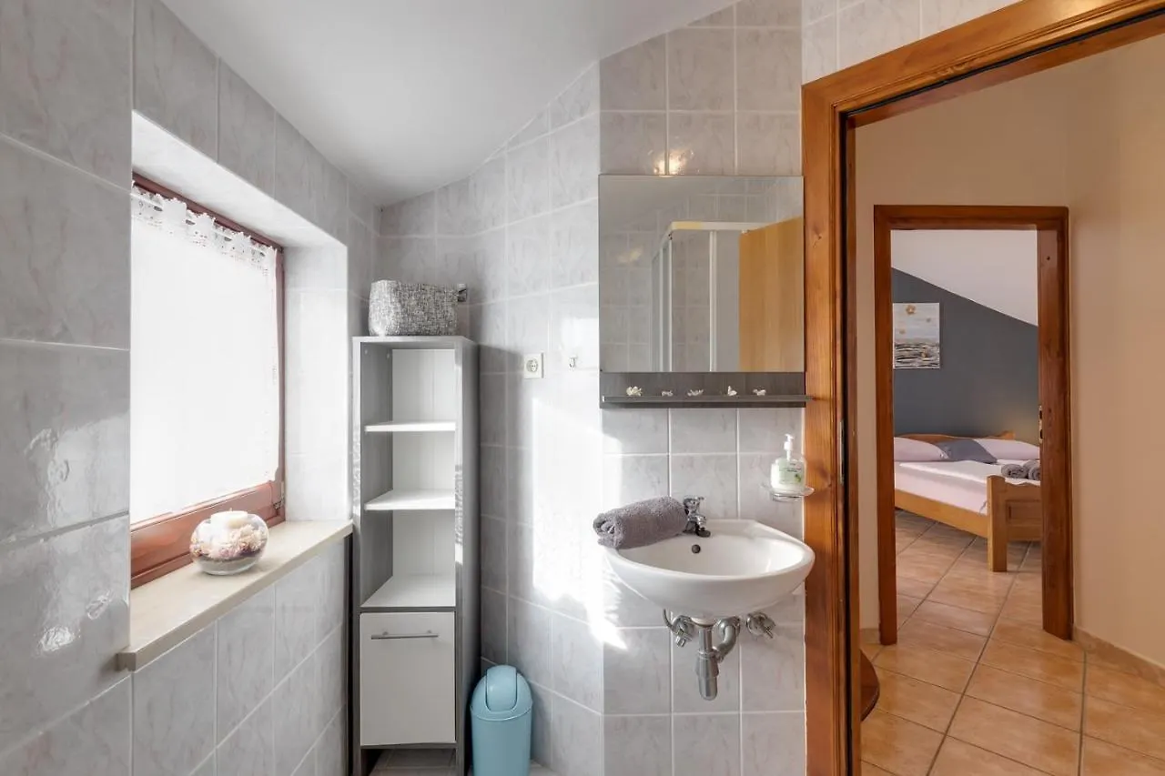 Apartment Nini With Balcony Dracevac