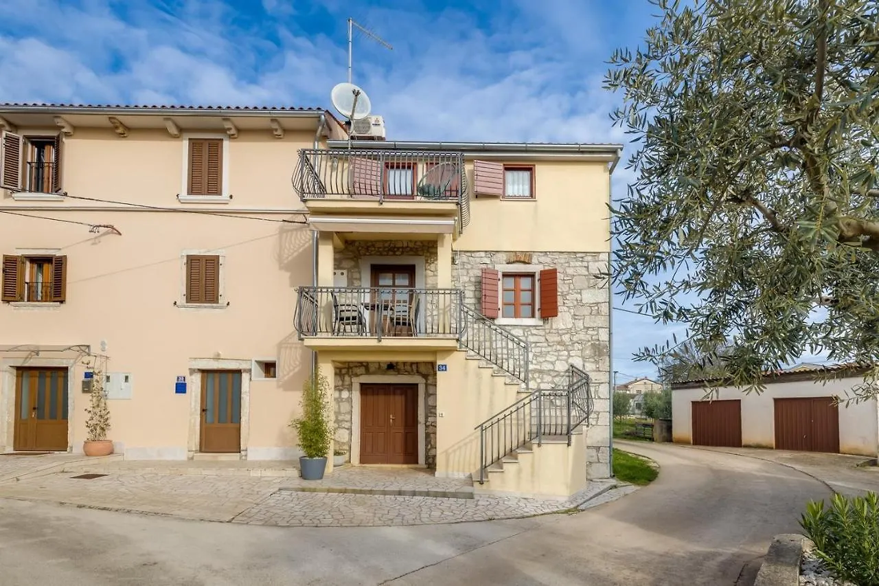 Apartment Nini With Balcony Dracevac