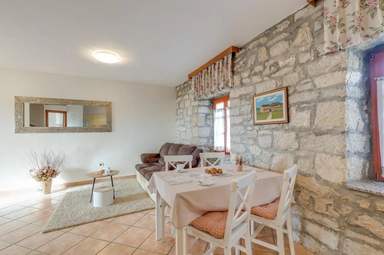 Apartment Nini With Balcony Dracevac