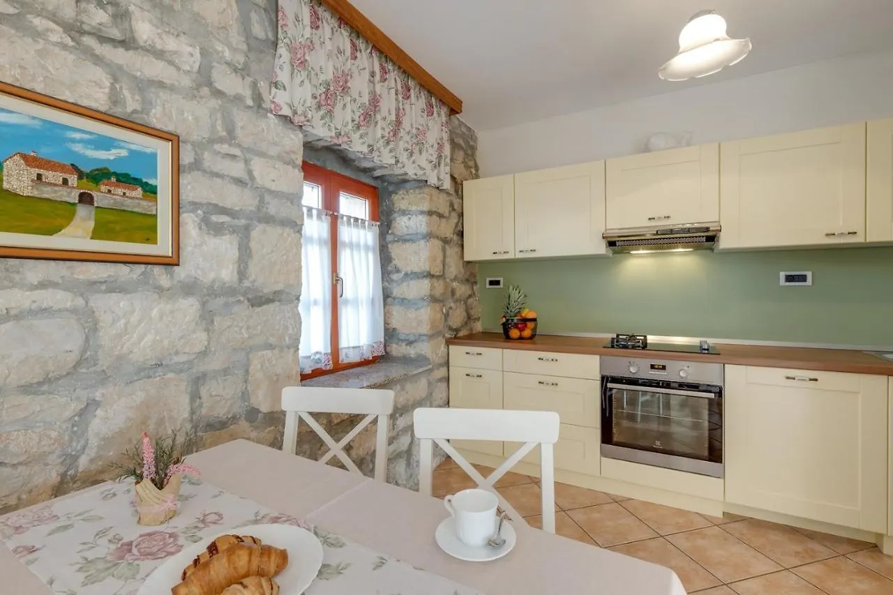 Apartment Nini With Balcony Dracevac