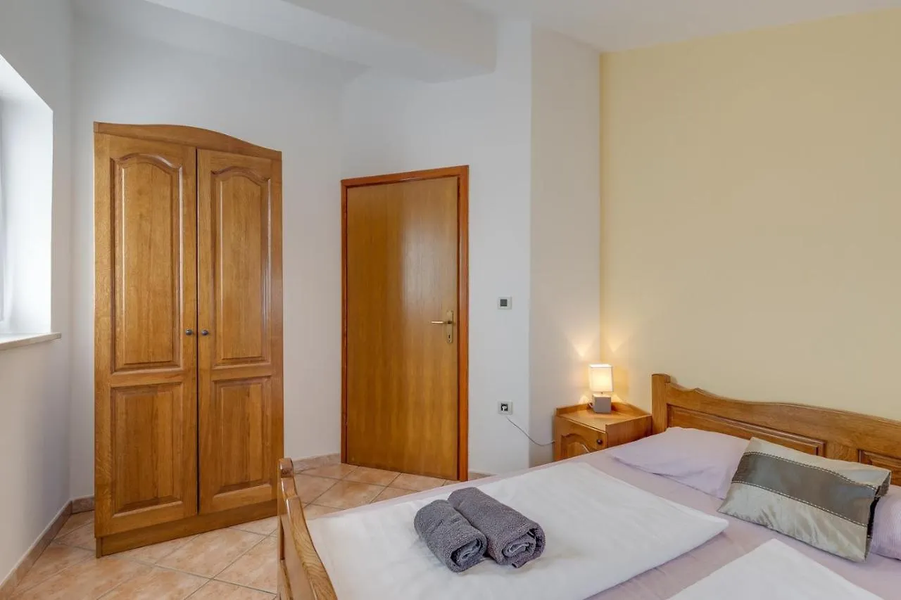 Apartment Nini With Balcony Dracevac