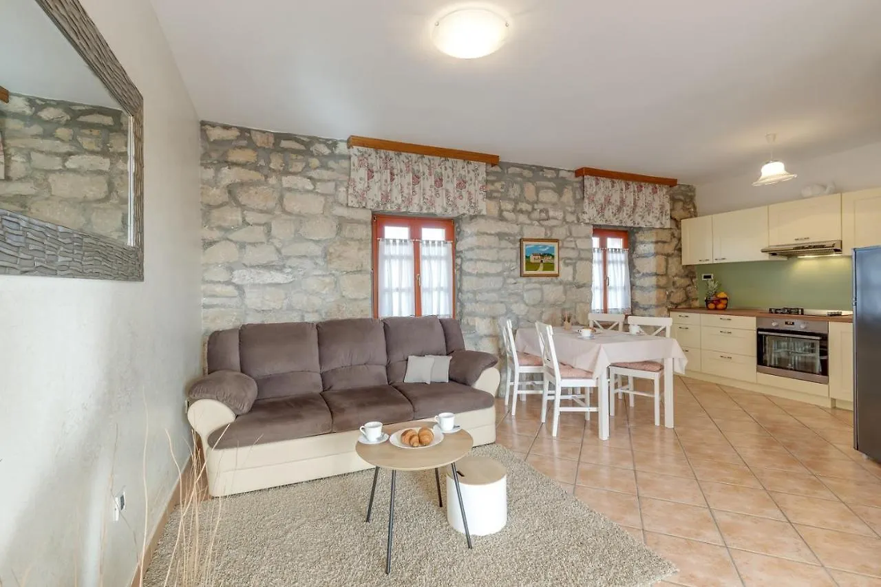 Apartment Nini With Balcony Dracevac