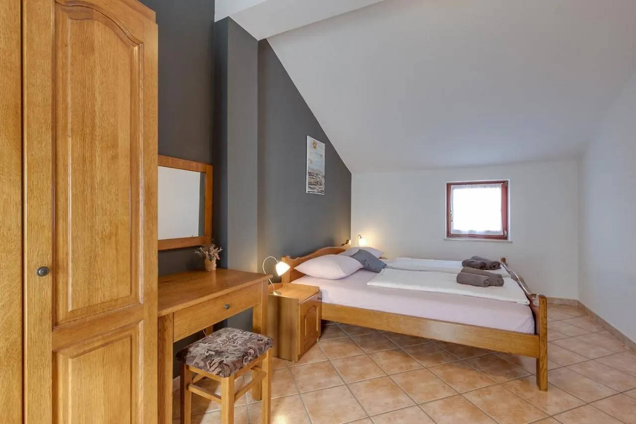 Apartment Nini With Balcony Dracevac