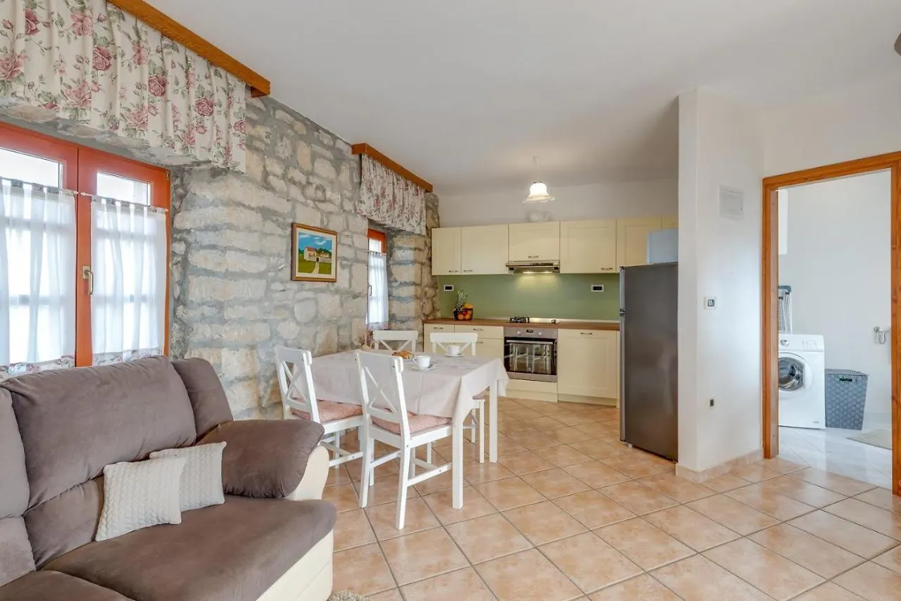 Apartment Nini With Balcony Dracevac
